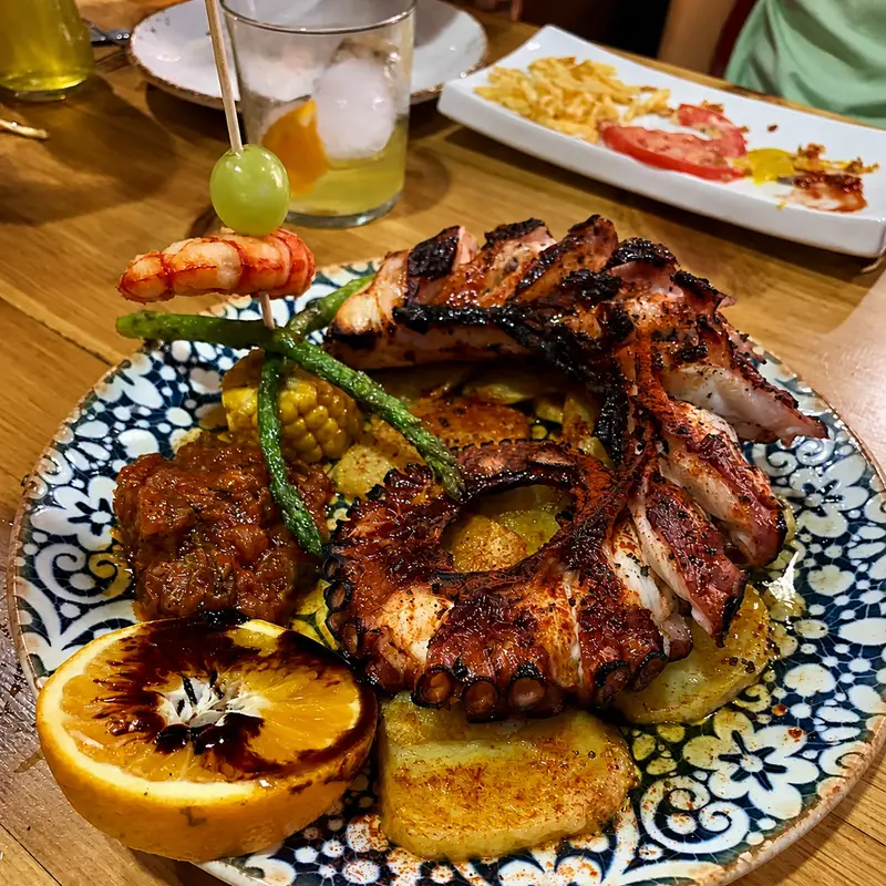 Pulpo a la brasa con patatas en Real 31 Almería