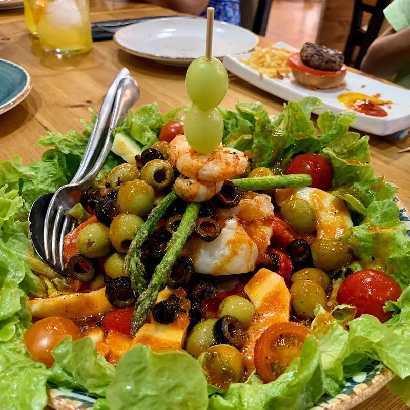 Ensalada marinera con langostinos en Real 31 Almería