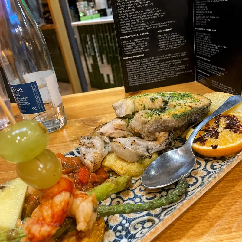 Atún a la parrilla con verduritas en Real 31 Almería